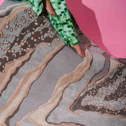 KAMUZU HAND TUFTED WOOLLEN AND VISCOSE RUG